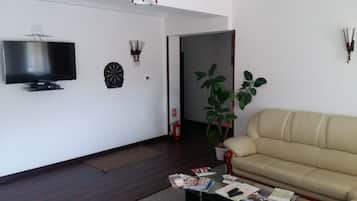 Comfort Twin Room | Ruang tamu | 81 inci televisyen skrin rata dengan kabel, TV