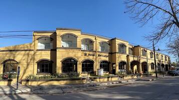 Vista frontal de la propiedad