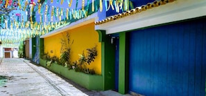 A building with a blue door and a yellow wall. - Canaville Design Hotel (Salvador)