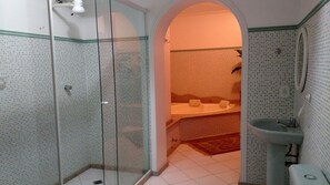 Premium Studio Suite, Jetted Tub | Bathroom | Shower, rainfall showerhead, hair dryer, towels - Canaville Design Hotel (Salvador)