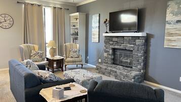 Een smart-tv, een open haard en boeken