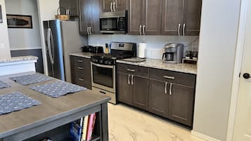 Een koelkast, een magnetron, een oven, een kookplaat