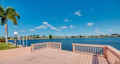 Hiljainen Lakefront-helmi Cape Coral Floridassa