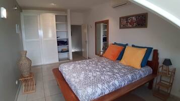 1 Schlafzimmer, Schreibtisch, schallisolierte Zimmer