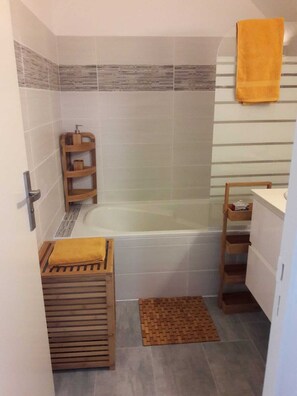 Bathtub, hair dryer, towels, soap - Charming duplex with no water shut-off (Le Gosier)