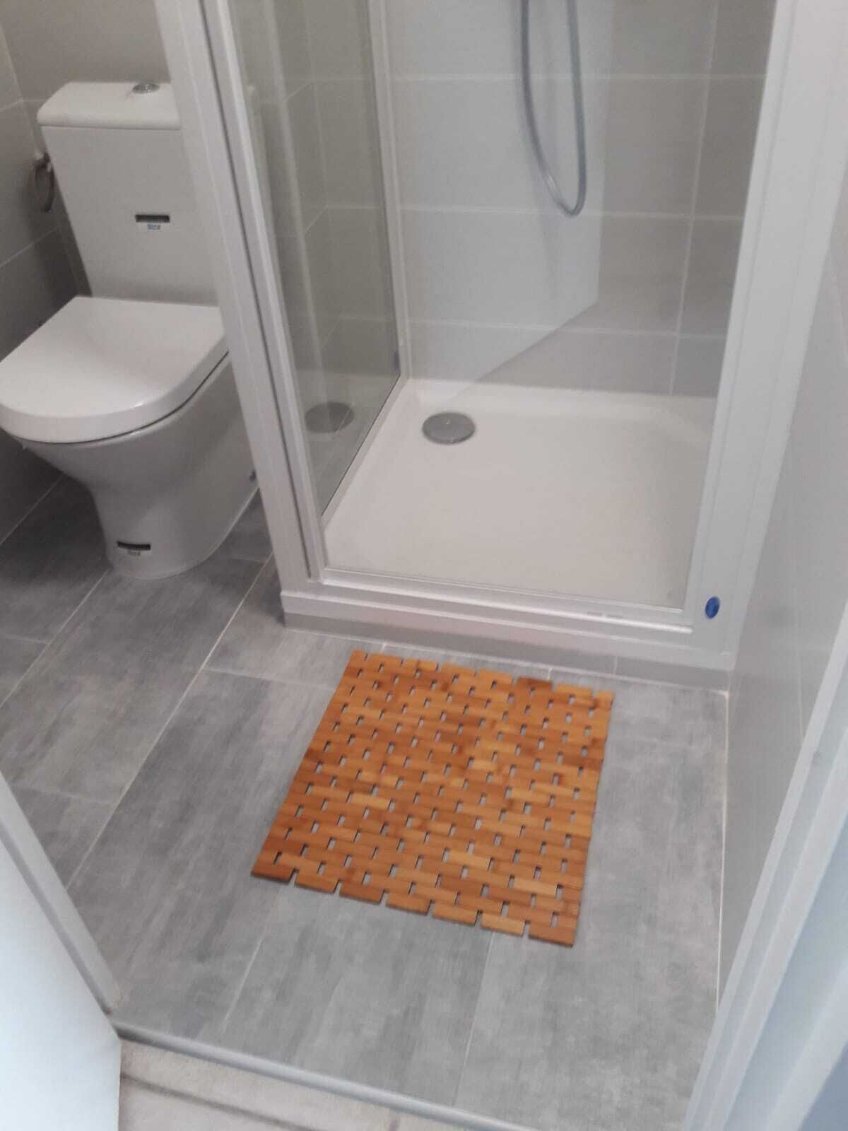 Baignoire, sèche-cheveux, serviettes fournies, savon