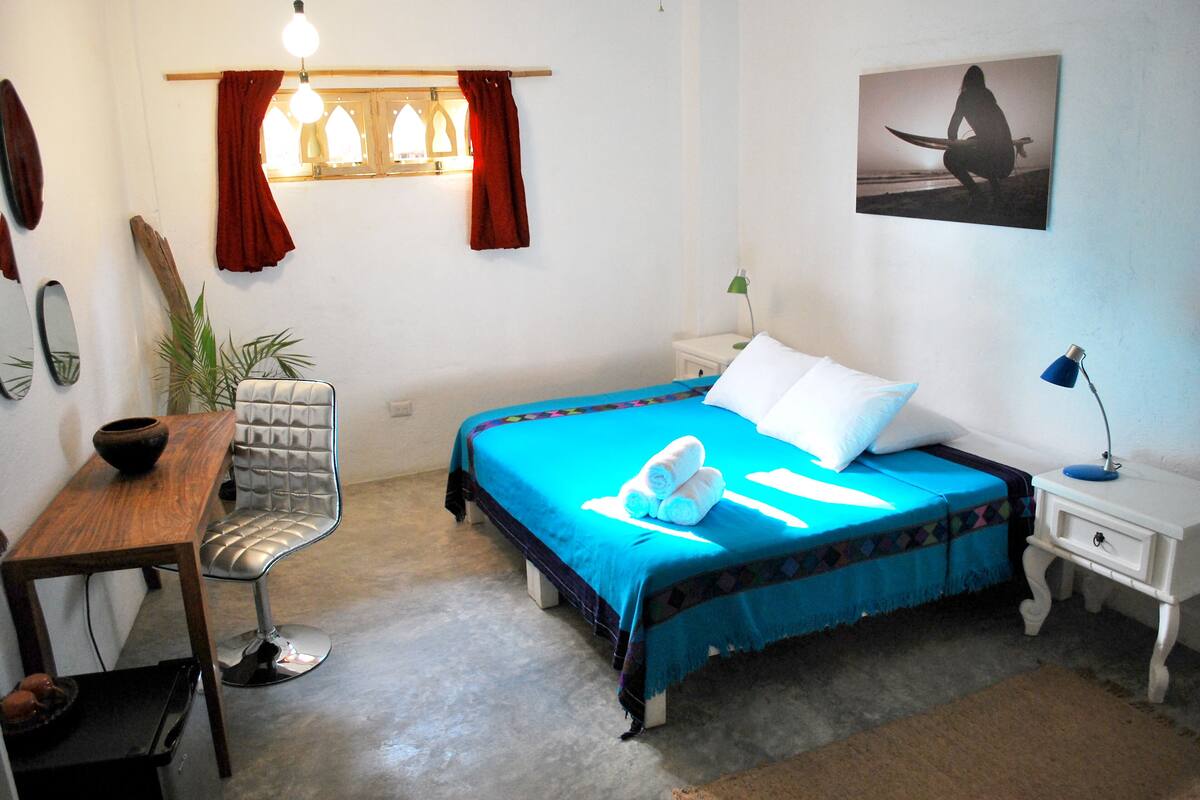 Habitación senior (#7) | Edredón y caja de seguridad en la habitación