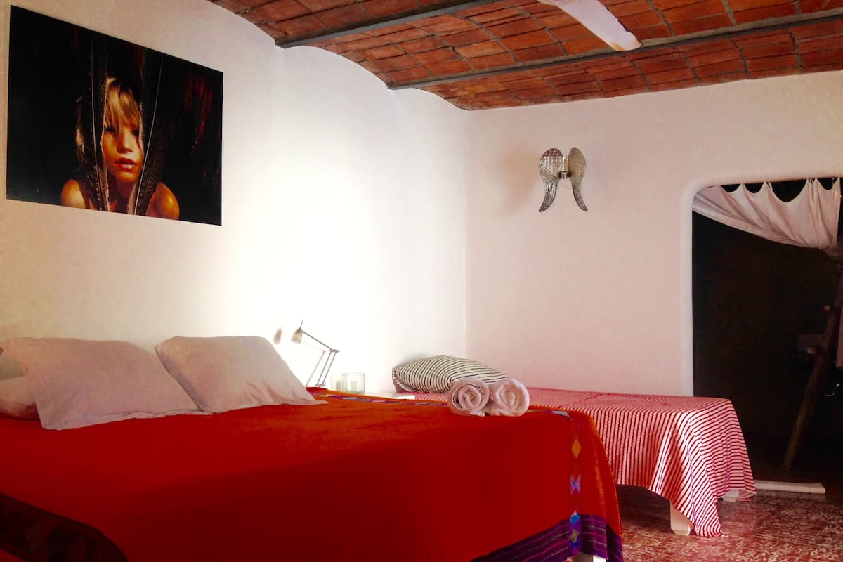 Habitación superior (#1) | Edredón y caja de seguridad en la habitación