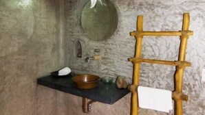 Ducha, cabezal de ducha tipo lluvia, toallas y jabón