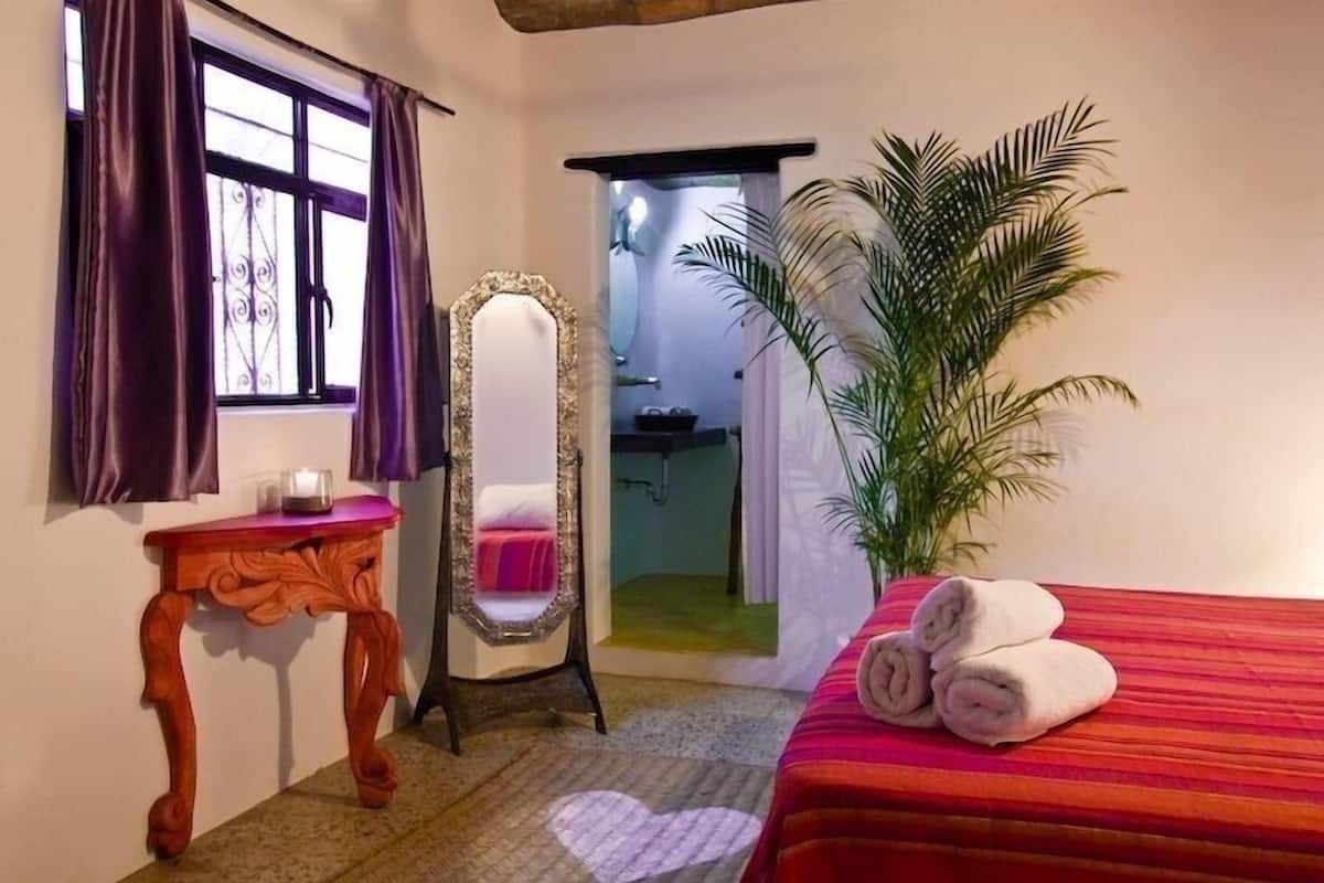 Habitación senior (#3) | Edredón y caja de seguridad en la habitación
