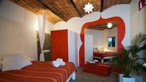 Habitación sénior (#6) | Edredones de plumas, caja fuerte, tabla de planchar con plancha
