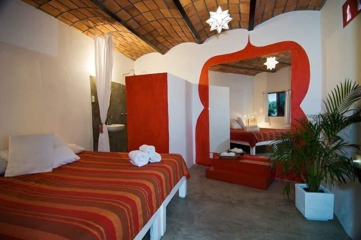 Habitación senior (#6) | Edredón y caja de seguridad en la habitación