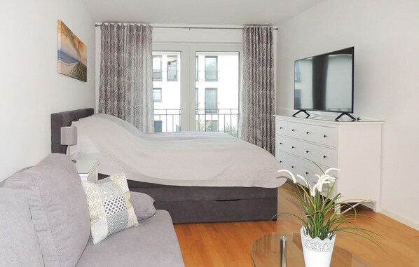 2 bedrooms, travel crib, free WiFi