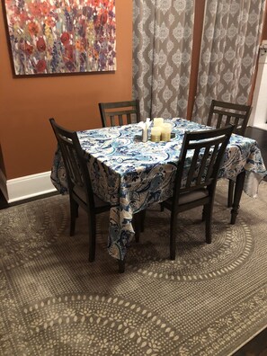 Dining - House in Soulard near Downtown, Arch, Busch Stadium and anheuser busch brewery (St. Louis)