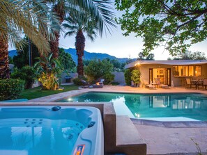 A backyard with a swimming pool, hot tub, and outdoor seating area. - Reeves Garden House (Palm Springs)
