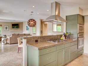 House, 3 Bedrooms | Private kitchen