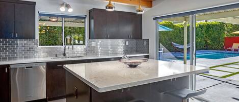 ハウス ベッド (複数台) (Three Amigos Ranch) | 専用キッチン | 冷蔵庫、電子レンジ、コンロ、食器洗い機