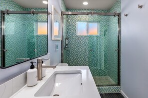 House, Multiple Beds (Modern Ranch Heaven) | Bathroom | Hair dryer, towels, shampoo