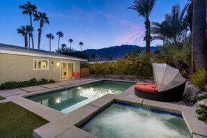 A swimming pool with a hot tub, surrounded by palm trees and a mountain in the background. - Modern Ranch Heaven (Palm Springs)