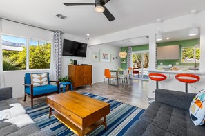 独立别墅, 多张床 (Modern Ranch Heaven) | 起居区 | 电视