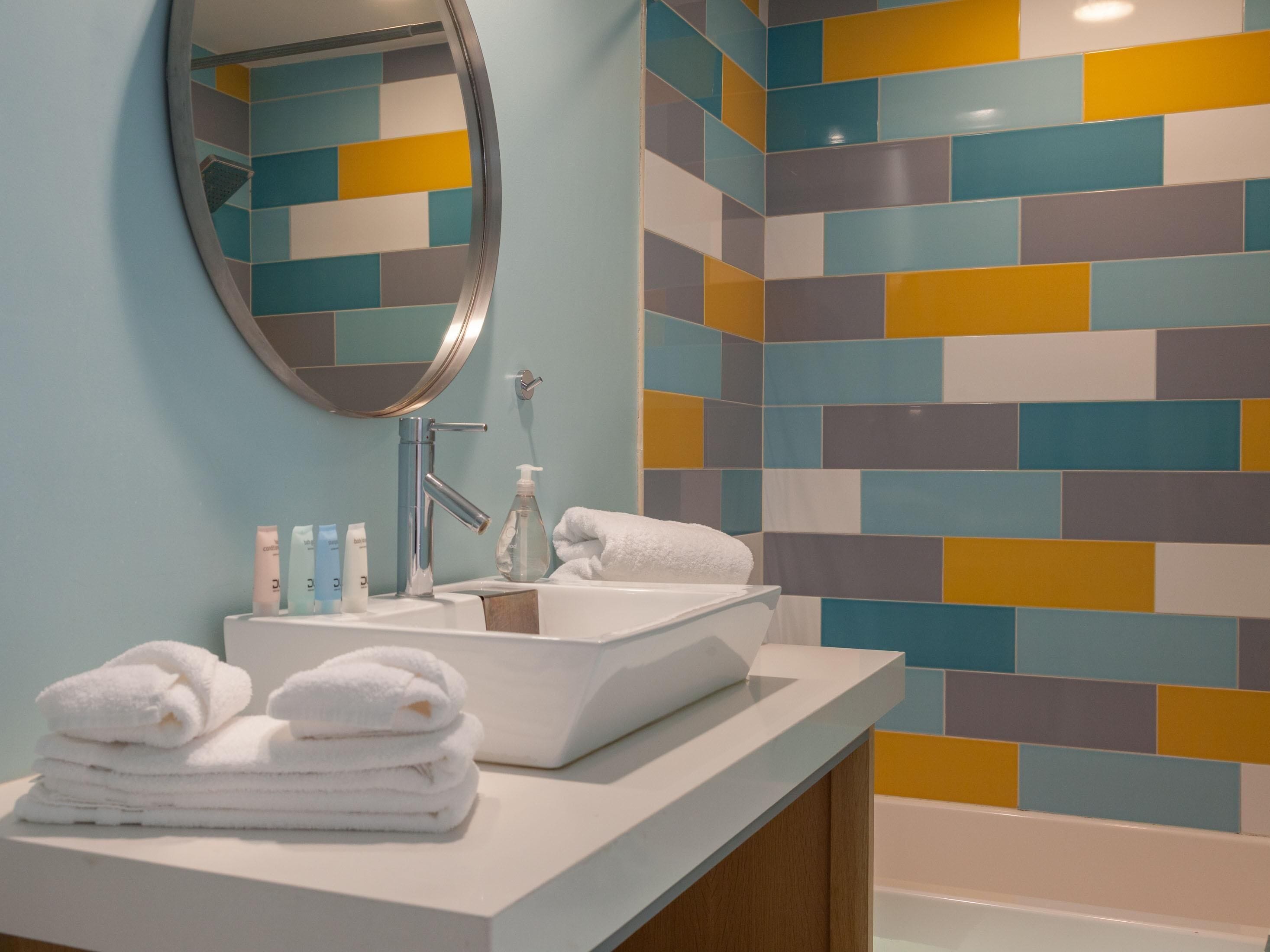 Casa, varias camas (Atomic Ranch Heaven) | Baño | Secador de pelo, toallas y champú