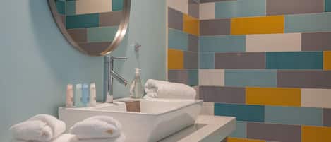 Maison, plusieurs lits (Atomic Ranch Heaven) | Salle de bain