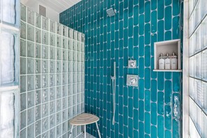 House, Multiple Beds (Mid Mod Sunsation) | Bathroom | Towels