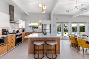 House, Multiple Beds (Mid Mod Sunsation) | Private kitchen | Electric kettle, toaster - Mid Mod Sunsation (Palm Springs)