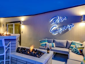 Lobby sitting area - Mellow Yellow Butterfly (Palm Springs)
