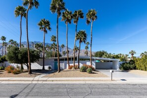 Property grounds - Desert Eden (Palm Springs)