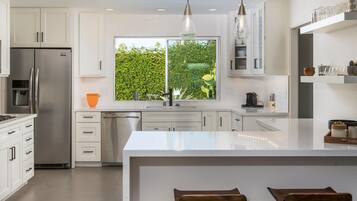 Rumah, Beberapa Tempat Tidur (Modern Marion at Twin Palms) | Dapur pribadi | Lemari es, microwave, kompor, dan mesin pencuci piring