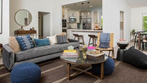 Hus, flere senger (Modern Marion at Twin Palms) | Oppholdsområde | TV