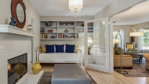 Casa, várias camas (Ruth Hardy Park Oasis) | Área de estar | TV