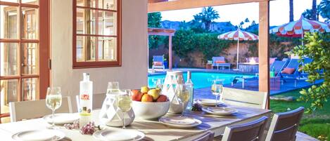 ハウス ベッド (複数台) (The Clever Cactus) | 屋外ダイニングエリア