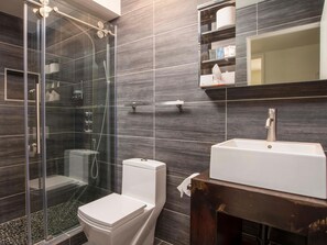 Casa, várias camas (Azure Oasis) | Banheiro | Secador de cabelo, toalhas de banho, shampoo 