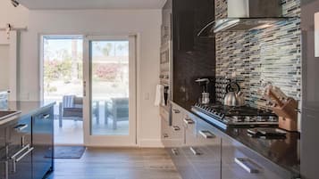 Talo, useita sänkyjä (Azure Oasis) | Yksityinen keittiö | Jääkaappi, mikroaaltouuni, liesi, astianpesukone