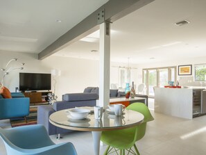 House, 2 Bedrooms | In-room dining - Center Court Villa (Palm Springs)