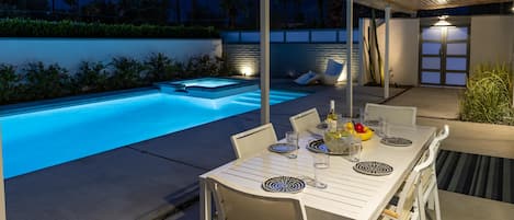 Una piscina al aire libre