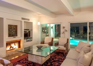 Ferienhaus, Mehrere Betten (Hilltop Haven) | Wohnzimmer | Fernseher