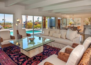 Ferienhaus, Mehrere Betten (Hilltop Haven) | Wohnzimmer | Fernseher