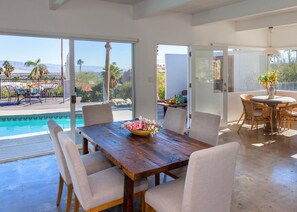 Casa, varias camas (Hilltop Haven) | Servicio de comidas en la habitación