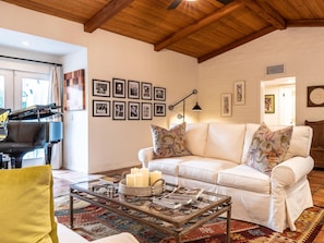 House, 2 Bedrooms | Living room