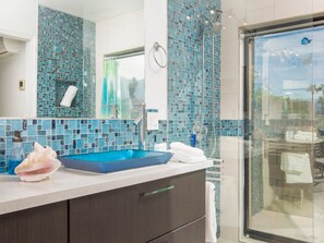 House, Multiple Beds (Casa Azul) | Bathroom | Hair dryer, towels, shampoo