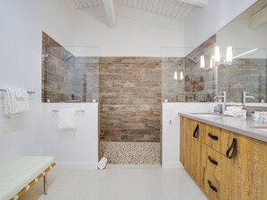 House, Multiple Beds (La Joya Moderna) | Bathroom | Hair dryer, towels, shampoo