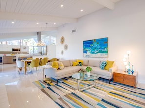 Ferienhaus, Mehrere Betten (La Joya Moderna) | Wohnbereich | Fernseher