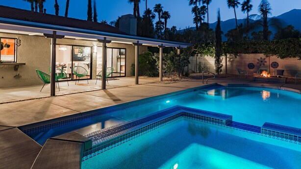 A modern house with a swimming pool, patio furniture, and a fire pit. - Andiamo al Sole (Palm Springs)
