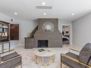 House, 4 Bedrooms | Living room