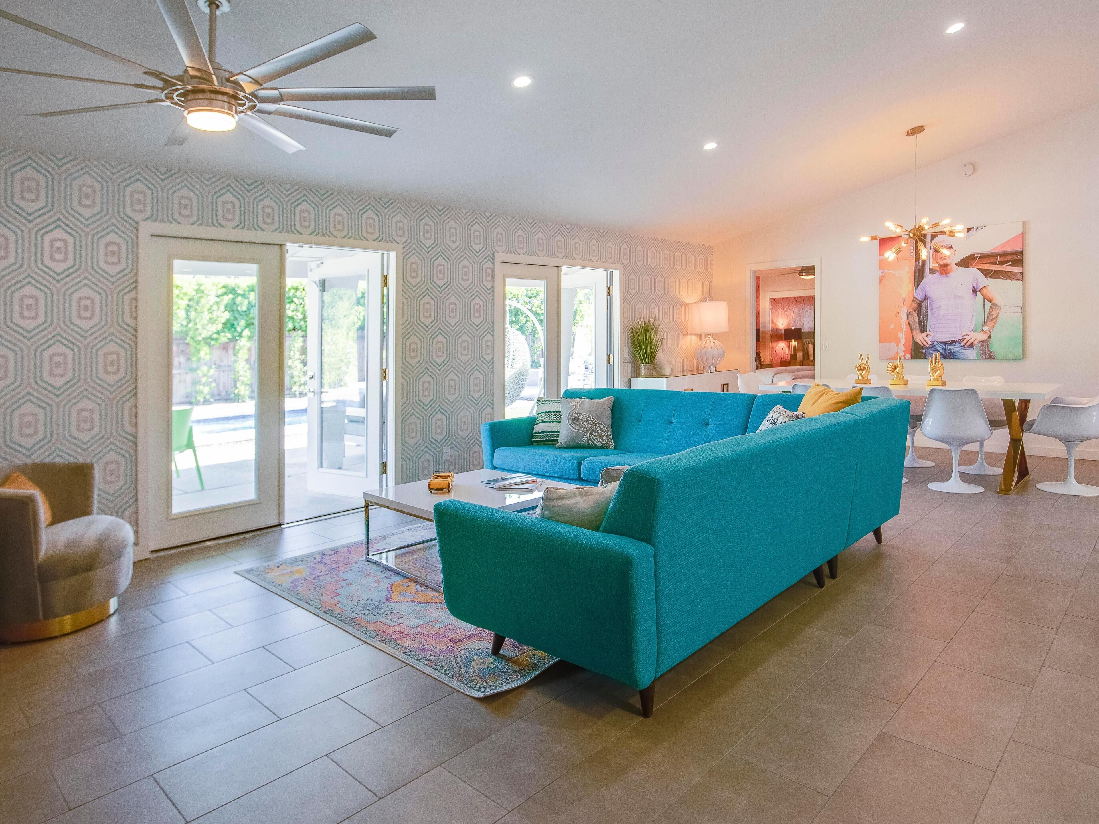 Casa, várias camas (No Reservations PS) | Área de estar | TV, mesa de pingue-pongue