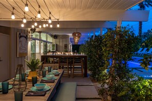 Casa, varias camas (West Elm House 1 - The Alexander) | Restaurante al aire libre