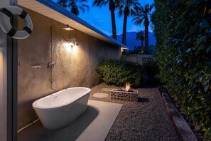 House, Multiple Beds (West Elm House 1 - The Alexander) | Property grounds